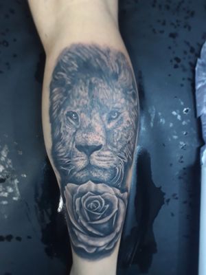 Leon elaborado con rosa en negro y gris a peticion del cliente en realismo #Leon  #tattooart #tattooartist  #tattoostudy #europe 