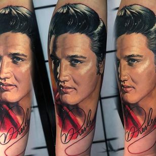 Tatuaje de Valentina Riabova #ValentinaRiabova #tatuajes musicales #musica #retrato #musica #color #realismo #realista #hiperrealismo #Elvis #ElvisPresley