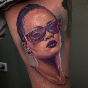 Tatuaje de David Giersch #DavidGiersch #tatuajes musicales #musica #retrato #musica #Rihanna #color #realismo #realista #hiperrealismo
