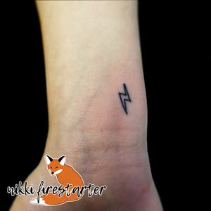 Did this simple Harry Potter bolt on a wrist during my apprenticeship (July 2018).http://nikkifirestarter.com#tattoo #minimalisttattoo #lightningbolt #lightningbolttattoo #harrypottertattoo #harrypotter #blacktattoo #wristtattoo #cutetattoo
