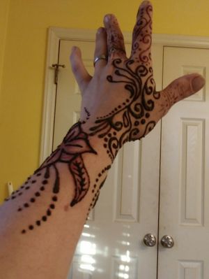 Free hand henna tattoo :D. by: me, on: me lol