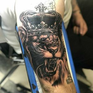 Heavy is the head that wears the crown #religioustattoo #blackandgrey #tattoo #art #orangecountytattooartist #inlandempiretattooartist #blackandgreytattoo #liontattoo #lion #leotattoo #kingtattoo #king #
