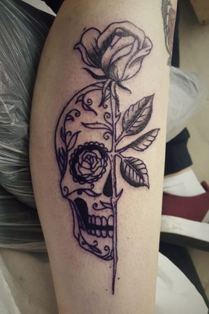 Sugar skull with rose#tattoo #tattoos #tattooist #tattooartist #womenwithtattoos #womenwithink #tattooedwomen #tattooedgirls #inked #inkedwomen #blackandgrey #blackandgreytattoo  
