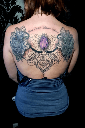 Both rose is cover up. Lace and roses healed dimond, name and litte shawdon fresh . #tatted #tattooartist #tattooart #TattooGirl #coverup #rose #rosas 