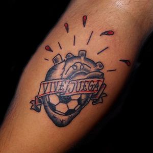 Vive - Juega trad heart tattoo.•••••••••#traditionaltattoo #hearttattoo #traditional #footballtattoo 