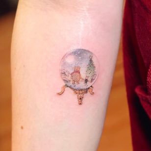 Tatuaje de Dani Tattoo NYC #DaniTattoo #winniethepoohtattoos #winniethepooh #libros infantiles #dibujos animados #animados #disney #disneytattoo #snekule #navidad #cerdo #nieve #dulce #ilustrativo #realista