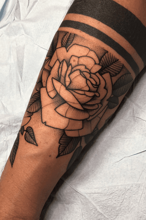 Black and grey stippled rose forearm band made by Peter Anderson at The Bell Rose Tattoo in Daphne, Alabama. 