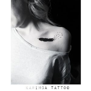 You can also follow me on instagram Instagram: @karincatattoo#karincatattoo #feather #black #collarbone #tattoo #tattoos #tattoodesign #tattooartist #tattooer #tattoostudio #tattoolove #ink #tattooedgirl #blacktattoo #small #minimal #little #tiny #tattooer #istanbul #turkey #dövme #dövmeci #kadıköy 