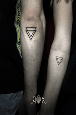 Have a fun to did this couple tattoos! #coupletattoo #triangle #triangletattoo #lineworktattoo #linework 