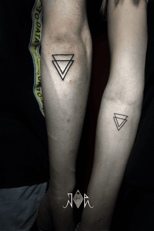 Have a fun to did this couple tattoos! #coupletattoo  #triangle #triangletattoo #lineworktattoo #linework 
