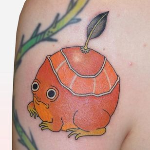 Tatuaje de Brindi #Brindi #tatuajes de semillas #tatuajes de sapos #ranas #sapos #animales #sapos #naturaleza #color #ilustrativo #naranja #fruta #comida