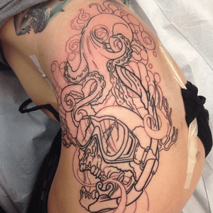 Some fun linework on a hip as part of a large underwater piece. 