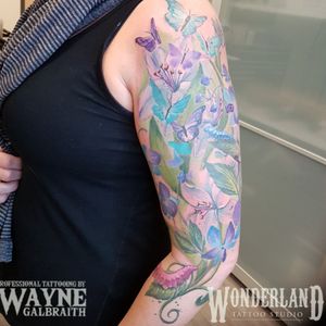 Woah!! Just finished this sweet #floraltattoo today LOVE!!!! how it turned out!!! #colortattoo #watercolortattoo #watercolortattooartist #wonderlandtattoo #wonderlandkitchener @wonderlandtattoostudioskw www.wonderlandstudioskw.com