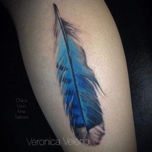 Feather by @Veronicahahntattoo 