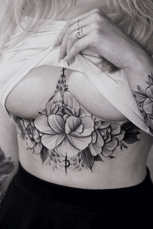 Flower blossom inside 🌸 #underboobs #flowertattoo #germany #ukraine #amsterdam #blacktattoo #tattooedgirl #graphictattoo 