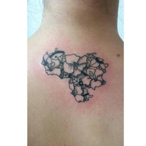 Tattoo by @Samfarfan (+34684178546) #venezuela #venezolana #latina #ink #inked #blackandgreytattoo #blackink #blackinktattoo #flowertattoo #flower #fineline #smalltattoo #girltattoo #madrid #madridtattoo #freedom 