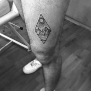 Triangulo de elementos#triangle #puntillism #achurado #linework #blackwork #girltattooartist #roxxaiin