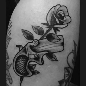 Tattoo para flor ! #gun #guntattoo #blacktattoo #blackandgreytattoo #rose #rosetatto #cordobatattoo #ArgentianTattto #Argentinaink 