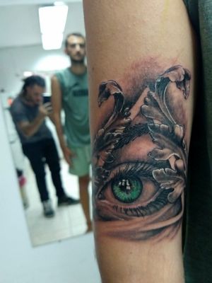 Trabajo realizado en buenavida tattoo ...#reslitic #eye #triangle #triangulo #ojo #mirada #green #verde #leafs #hojas #ojoquetodolove #providencia #providence #tats #tattoolife #tattuaggio #tattooed #tattoo #tatuaje #ink 