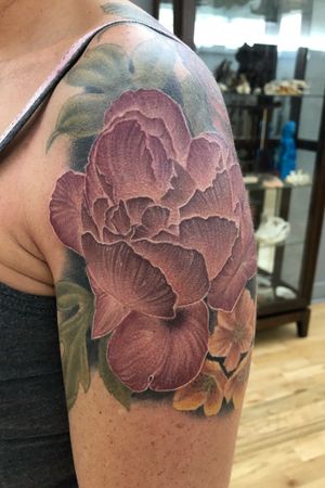 Color Floral addition on left shouder.  #colorfloraltattoo #floraltattoo #flower #flowers #femininetattoo #shouldertattoo #floralhalfsleeve #halfsleeve