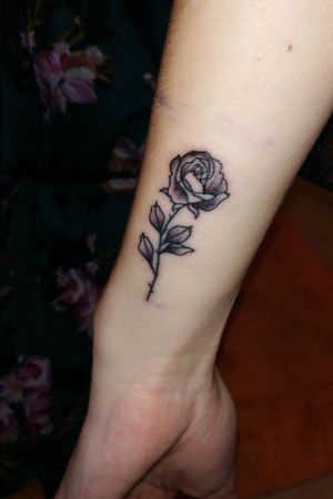 #rosestattoo #rose #small #smalltattoo #arm #flowers #flowertattoo #firsttattoo #friendshiptattoo 