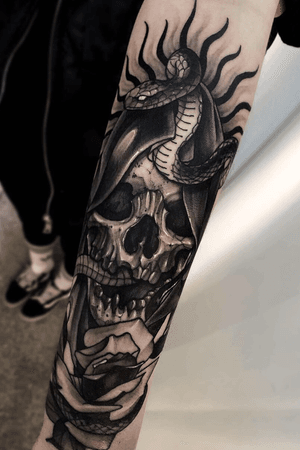 Skull n snake tattoo #rosetattoo #tattoodesigns #tattflash #koreatattoo #seoultattoo #neotraditional