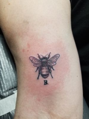 Single needle, bee tattoo. Fine line, black and gray 