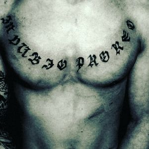 #latein #brust #sternum #tattoo #mann #schmerz #pain #tattooed #artist #follow #followforfollower#blackandgrey #instatattoo #germantattooer #natur#spitze #tattoodo #tattoodoambassasor #artist #inkedwoman #inkspector #blackandgrey #Buchstaben #liebe #love #mone1971 