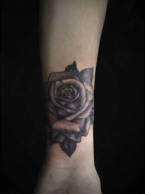 Una rosa elaborada en negro y gris a peticion del cliente lo cual #rosa #rose #lima #blackandgreytattoo  #blackandgrey  