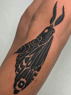 black moth for Kato #negativespace #negative #blacktattoo #moth #mothtattoo #butterfly #butterflytattoo #insect #insecttattoo #mxatattoo #monsteralphabet
