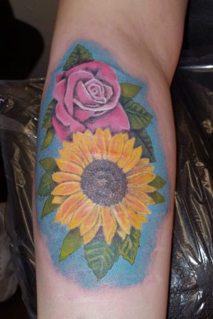 A sunflower lover, whose middle name is Rose.#tattoo #tattoos #tattooist #tattooartist #tattooedwomen #tattooedgirls #womenwithtattoos #womenwithink #inked #inkedwomen #flowers #flowertattoo #tattoooftheday 