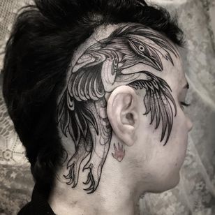 Tatuaje de Nomi Chi #NomiChi #favorittattoos #best tattoos #blackwork #illustrative #bird #mythicalcreature #scalptattoo