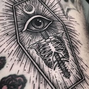 Tatuaje de Thomas E #ThomasE #favorittattoos #mejores tatuajes #linework #dotwork #ilustrativo #ojo #huesos #esqueleto #ataúd #luna