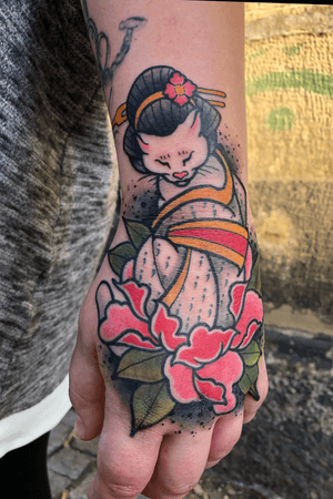 A #Geisha #cat in a #peony #rose 😻🌹 📩 Book an appointment via mail: carlo.sohl.dresden@gmail.com !!!!‬‪#carlosohl #tattoo #berlin #alterschwan #tattoos #ink #inked #graffiti #graffititattoo #comic #comictattoo #cartoon #cartoontattoo #tattoodo #traditionaltattoo #colortattoo