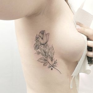 Flowers !#tattooed #tattoo #finelinetattoo #tuliptattoo #tulip #flowers #flowertattoo #tattoo #tattoos #girl #berlintattooartist #qttr #black #blackcaviar #inkspiration #ink #inkbooster #electrumstencilproducts #fkirons #skin #berlin #germany #tattooideas #fkirons #art #artist #dotwork #dotworktatoo 