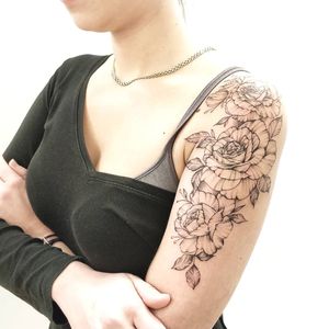 Flowers!#tattoogirls #tattooed #inked #roses  #inkspiration #ink #inkbooster #electrumstencilproducts #tattoos #berlintattooartist #berlinart #berlin #tattoo #girlswithtats #fkirons #dotworktattoo #dotwork #flower #flowertattoo #linework #art #artist #blackcaviar #black #qttr #silverbackink #eternalink #inkeeze