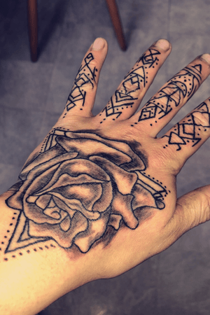 #hand #handmade #finger #fingertattoo #handpoke #rose #tattooart #triangle #traditional #tattooartist #linework #lines #flower 