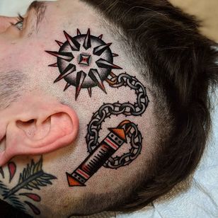 Tatuaje de Victor Vaclav #VictorVaclav #favorittattoos #mejores tatuajes #color #maza #tradicional #arma #scalptattoo #cadena