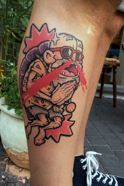 Lord #mutenroshi from #dragonball !!!! 😚🙆‍♀️ 📩 Book an appointment via mail: carlo.sohl.dresden@gmail.com !!!!‬ ‪#carlosohl #tattoo #berlin #alterschwan #tattoos #ink #inked #graffiti #graffititattoo #comic #comictattoo #cartoon #cartoontattoo #tattoodo #traditionaltattoo #colortattoo