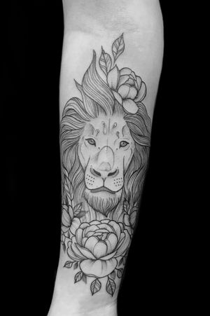 Fine line Lion with Flowers