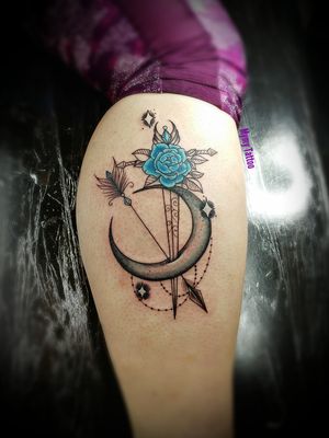 💙 blue moon 💙#moon #moontattoo #tattoo #legtattoo #fullcolors #arrow #arrowtattoo #arrows #sword #RoseTattoos #rosetattoo #dutchtattoo #girlytattoo #jeweltattoo #femaletattooartist 