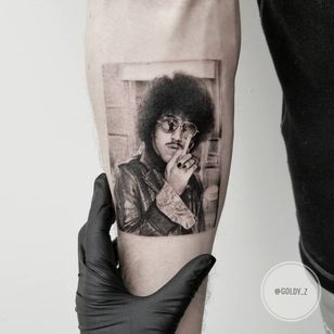 Tatuaje de Goldy Z #GoldyZ #rockandrolltattoos #musictattoo #rockandroll #music #70s #80s #famous #retratos #blackandgrey #realism #realistic #phillynott #thinlizzy