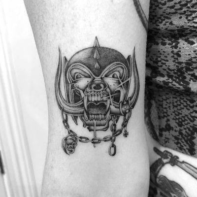 Tattoo by Spider Sinclair #SpiderSinclair #rockandrolltattoos #musictattoo #rockandroll #music #70s #80s #famous #portraits #blackandgrey #illustrative #oldschool #motorhead #skull #horns #chain
