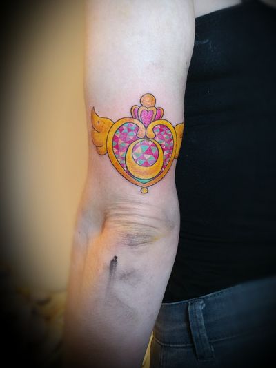 #colorfultattoo #colortattoo #fullcolor #SailorMoon #sailor #moon #compact #heart #hearttattoo #inked #jewels #jewelry #jeweltattoo #goldentattoo #rotterdam #amsterdam #animetattoo #girlytattoo