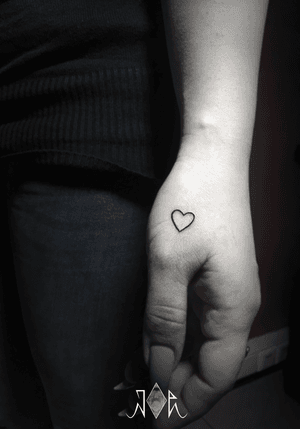 Have A Fun to did this Funny Heart!   #Smalltattoos #TattooGirl #heart #hearttattoo #funnytattoos #linework #lines #blacktattoo 