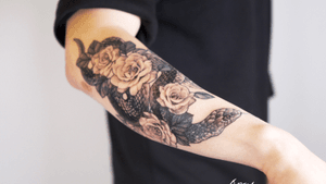 Cover work. All my floral works are Freehand work. Please check my IG @adela_tattooer for see how it was going on. #flower #freehand #blackwork #tattooist #flowertattoo #snaketattoo #tigertattoo #colortattoo #coverup #korean #tattoodo #inked #inkedup #blackandgrey #realistic #realism #adelatattoo
