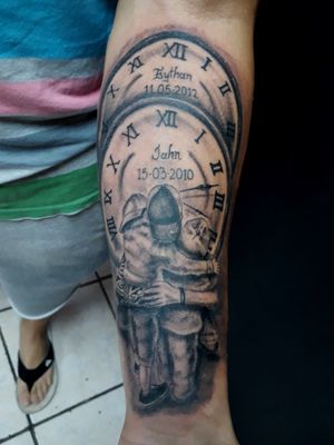 Tattoo uploaded by Inkfernous Tattoo House • Padre e hijos #blackandgrey  #tattoo #family #clocks #randallgarcia • Tattoodo