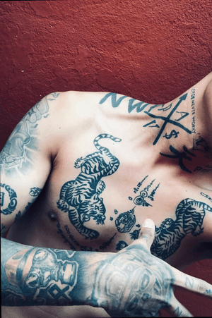 Nada las doñas no me pasan, que mi musica es malavada y que paresco de la mara. #ink #inked #inkaddict #inkart #inkedboy #inkedlife #InkAddiction #tattodo #tatuaje #tatuajes #tattooart #tattooaddict #tattooartist #tinta 