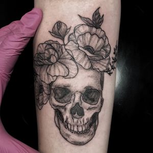 #skull #girlyskull #floral #peony #caveira #floral #blackwork #dotwork 