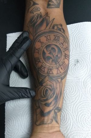 Rosas y Relog; Powell #rosetattoo #blackandgrey #tattoo #clocktattoo 